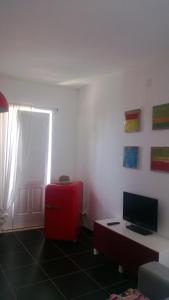 Zimmer mit Schreibtisch und rotem Koffer in der Unterkunft Casa Ronco Scalzo in Palazzolo Acreide