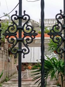 une paire de portes en fer forgé dans un jardin dans l'établissement Villa Julirous Rd spa and ApartHotel Camp for vacationers 2 bedrooms, à Boca Chica