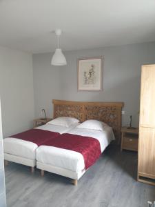 1 dormitorio con 1 cama grande con manta roja en Attic pour 4 personnes en Munster