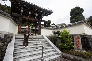 身延町にある宿坊 端場坊｜Temple Hotel Habanoboの寺の階段に立つ男