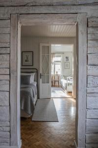 Hapsal Dietrich apartemendid في هابسالو: غرفة نوم بسرير وجدار خشبي