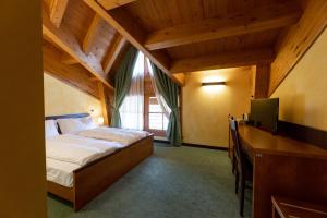 Postel nebo postele na pokoji v ubytování Hotel Enzo Moro