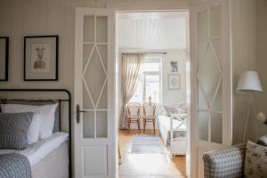 a bedroom with a bed and a living room at Hapsal Dietrich apartemendid in Haapsalu