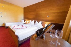 Un pat sau paturi într-o cameră la Hotel Enzo Moro