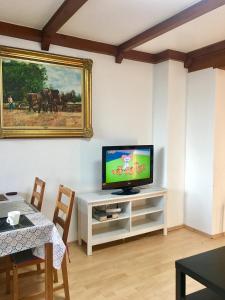 Gambar di galeri bagi Düsseldorf Messe, 2-bedroom Duplex Apartment with Terrace and Garden di Düsseldorf