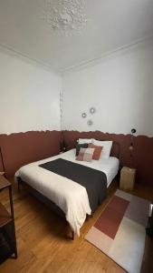 ein Schlafzimmer mit einem großen Bett in einem Zimmer in der Unterkunft L industriel rémois avec cour, proche de la cathédrale in Reims