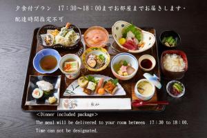 een dienblad met verschillende soorten voedsel bij Rinn Shijo Takasegawa in Kyoto