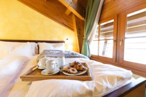 Postel nebo postele na pokoji v ubytování Hotel Enzo Moro
