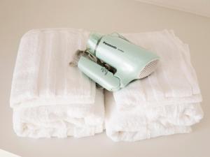 um secador de cabelo em cima de uma toalha em Family Inn Kei 慶 em Quioto