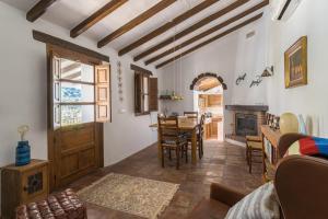 a kitchen and dining room with a table and chairs at Finca el Cerrillo Competa in Cómpeta