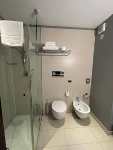 A bathroom at Bes Hotel Cremona Soncino Még 24 kép