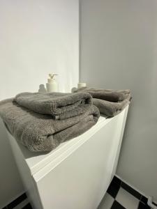 a pile of towels sitting on top of a white drawer at House Boutique Clucerului in Bucharest