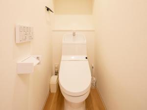 W pokoju znajduje się łazienka z białą toaletą. w obiekcie Family Inn Kei 慶 w mieście Kioto
