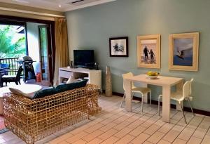 un soggiorno con divano e tavolo di Bigarade Suite by Simply-Seychelles a Eden Island