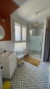 a bathroom with a shower and a sink and a toilet at Le Grand Est Scandinave, centre ville, proche cathédrale in Reims