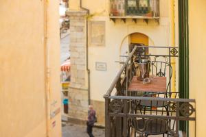 een balkon met een tafel en stoelen in een gebouw bij Duomo Suite in Cefalù