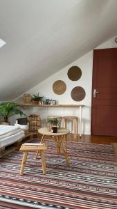 een woonkamer met een tafel en een bank bij Le cosy marnais, centre ville, vue cathédrale in Reims