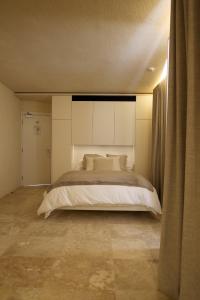 a bedroom with a large bed in a room at The King George Village Boutique Living in Għargħur