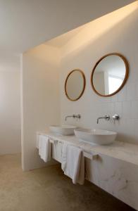 Baño con 2 lavabos y espejo en The King George Village Boutique Living, en Għargħur