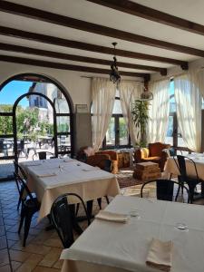 restauracja ze stołami i krzesłami oraz salon w obiekcie il Glicine B&B RISTORANTE w mieście Cazzago San Martino