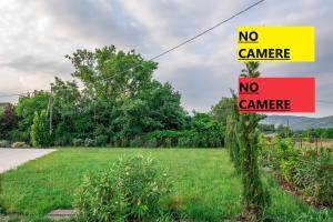 a no camera sign on a pole in a field at Agricampeggio Oro Verde in Verona +1 photo