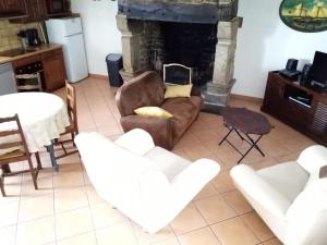 ein Wohnzimmer mit Couch und Kamin in der Unterkunft GITE AVEL BREIZH in Roz-sur-Couesnon