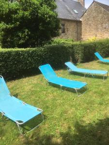 3 blaue Sessel sitzen im Gras in der Unterkunft GITE AVEL BREIZH in Roz-sur-Couesnon + 6 Fotos
