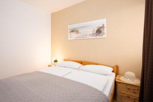 1 dormitorio con 1 cama y una foto en la pared en Grömitz Center II Wohnung 40 en Grömitz