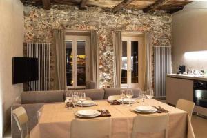 una sala da pranzo con tavolo e sedie di Orta Paradise 6 a Orta San Giulio