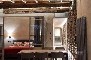 - une chambre avec un lit, une table et des chaises dans l'établissement Orta Paradise 6, à Orta San Giulio