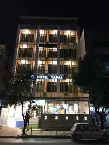 ein Gebäude, vor dem ein Auto geparkt ist in der Unterkunft Hotel Tapas - Near Tribhuvan International Airport in Kathmandu