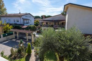 una vista aérea del patio de una casa en Residenza Tirrenia by Mmega, en Marina di Massa