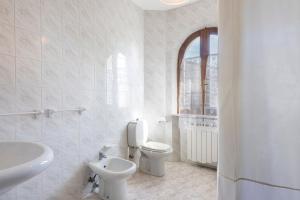Un baño blanco con inodoro y lavabo. en Residenza Tirrenia by Mmega, en Marina di Massa 24 fotos más