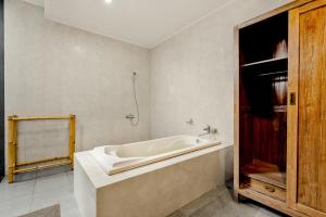
A bathroom at Athanaya Apartment 2

