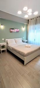 um quarto com uma cama grande num quarto em Pretty Tiburtina Room em Roma