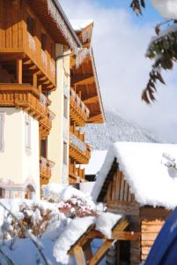 ein Gebäude mit Schnee auf dem Dach in der Unterkunft Sporthotel Cristall in Fulpmes