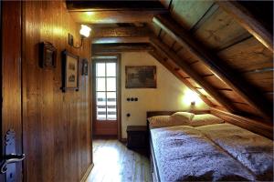 A bed or beds in a room at Mountain Dreams House - Stunning view over Lake Jasna!