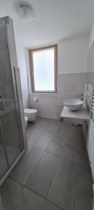 Azzano San PaoloにあるElements B&Bのバスルーム(シャワー、洗面台、トイレ付)