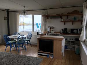 a kitchen and dining room with a table and chairs at Ecostay de IJsvogel in Kampen