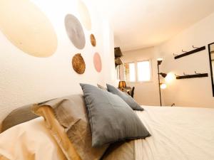 Łóżko lub łóżka w pokoju w obiekcie Apartamento Aliaga