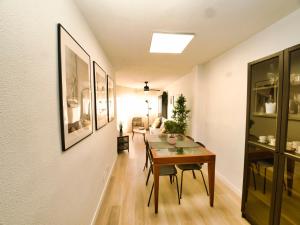 a dining room with a table and a couch at Apartamento Aliaga - recién reformado in Murcia