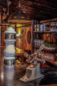 una lámpara sentada en un mostrador en un bar en Les 2 Clefs en Bussang