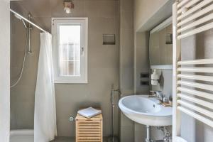 ein Bad mit einem Waschbecken und einer Dusche in der Unterkunft UFFIZI Suite I in Florence-hosted by Sweetstay in Florenz
