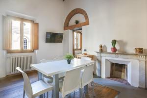 une salle à manger avec une table et une cheminée dans l'établissement UFFIZI Suite II in Florence-hosted by Sweetstay, à Florence