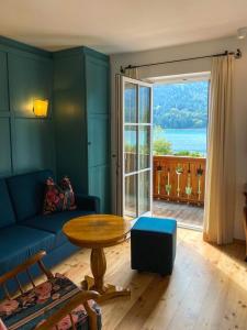 A seating area at Seehotel Enzian