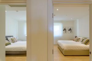 En eller flere senge i et værelse på Luxury modern apartment with exceptional views! Hosted by Sweetstay