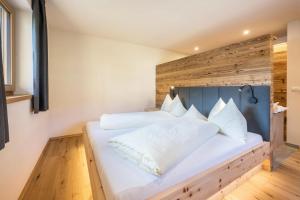 A bed or beds in a room at Leierhof Olivia