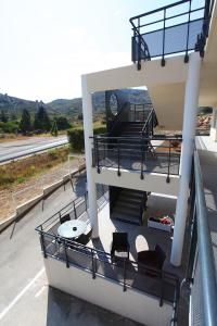 - un balcon avec des chaises et une table dans un bâtiment dans l'établissement Hôtel Restaurant les Pielettes, à Le Rove