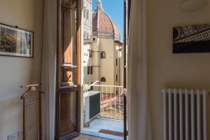 una camera con finestra affacciata su un edificio di CHARMING 2BED APARTMENT overlooking DUOMO - hosted by Sweetstay a Firenze