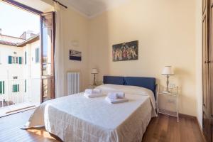 una camera da letto con un letto e due asciugamani di CHARMING 2BED APARTMENT overlooking DUOMO - hosted by Sweetstay a Firenze